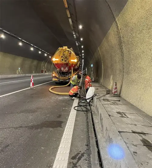 桐柏隧道排水渠清淤